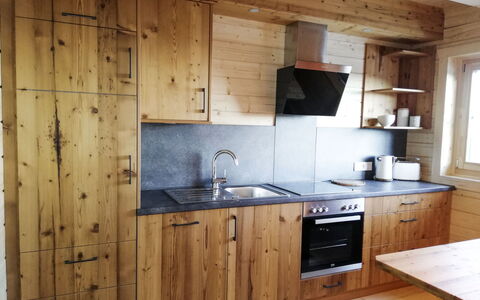 Hütte Gimpel: Comptoir, Pièce, Cabinetry, Cuisine, Meubles, Propriété, Évier, Design Intérieur, Maison, Dur