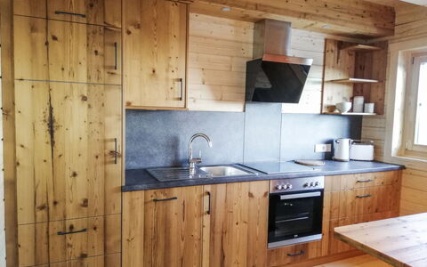 Hütte Buchfink: Comptoir, Pièce, Cabinetry, Cuisine, Meubles, Propriété, Évier, Design Intérieur, Maison, Bâtiment