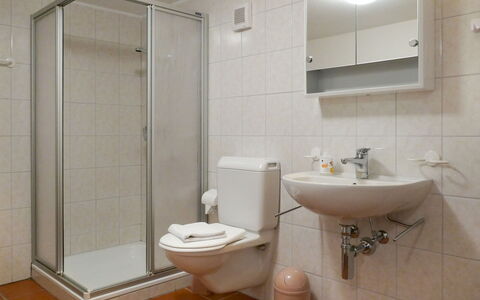 Rustico al Campett: Salle De Bains, Propriété, Pièce, Tuile, Luminaire Plomberie, Robinet, Architecture, Mur, Accessoire Salle De Bain, Design Intérieur
