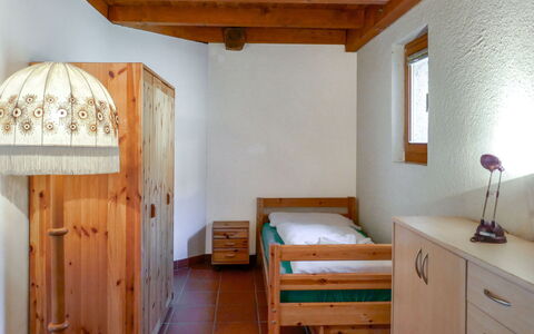 Rustico al Campett: Pièce, Meubles, Propriété, Bâtiment, Maison, Dur, Sol, Design Intérieur, Tache De Bois, Lit