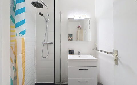 La Grande Motte 200: Salle De Bains, Sol, Design Intérieur, Mur, Sol, Luminaire Plomberie, Toilette, Tuile, Plomberie, Pièce