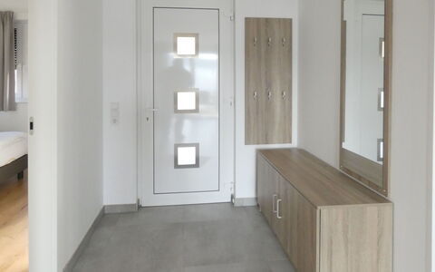 Mistelgau 100: Propriété, Pièce, Sol, Bâtiment, Mur, Design Intérieur, Maison, Meubles, Plafond, Architecture