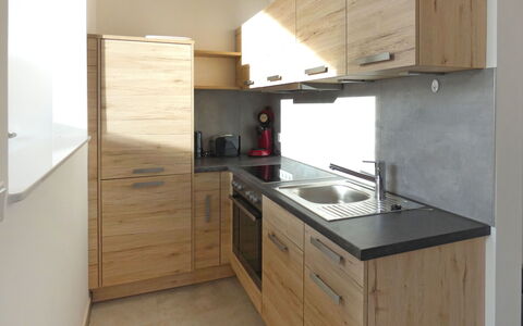 Mistelgau 100: Comptoir, Propriété, Pièce, Cuisine, Cabinetry, Meubles, Bâtiment, Maison, Design Intérieur, Architecture