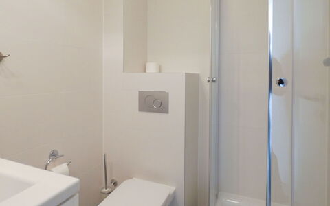Mistelgau 100: Propriété, Salle De Bains, Pièce, Luminaire Plomberie, Mur, Toilette, Architecture, Immobilier, Tuile, Design Intérieur