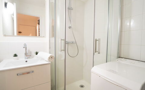 La Grande Motte 310: Salle De Bains, Sol, Design Intérieur, Sol, Luminaire Plomberie, Plomberie, Miroir, Robinet, Lavabo, Pièce
