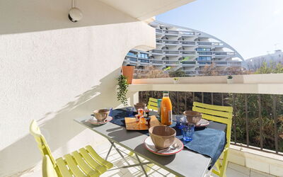 La Grande Motte 310: Meubles, Design Intérieur, Mobilier De Jardin, Bâtiment, Bois, Design Urbain, Table, Ombre, Mur, Chaise