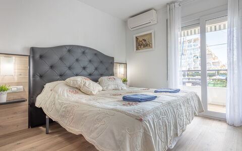 Port Salins: Chambre, Lit, Meubles, Pièce, Propriété, Drap De Lit, Design Intérieur, Cadre De Lit, Matelas, Sol
