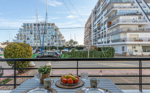 Port Salins: Architecture, Propriété, Zone Métropolitaine, Usage Mixte, Jour, Bâtiment, Zone Urbaine, Condominium, Toit, Zone Résidentielle