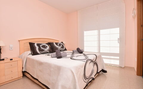 Medisol: Chambre, Lit, Meubles, Pièce, Drap De Lit, Propriété, Literie, Cadre De Lit, Design Intérieur, Mur