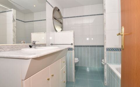 Medisol: Salle De Bains, Propriété, Pièce, Design Intérieur, Sol, Évier, Tuile, Architecture, Luminaire Plomberie, Bâtiment