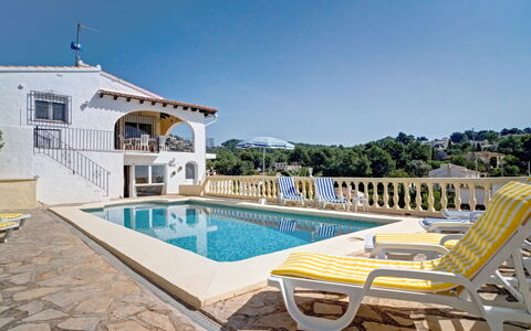 La Repere: L'Eau, Ciel, Propriété, Piscine, Bâtiment, Bleu Azur, Fenêtre, Arbre, Mobilier De Jardin, Loisir