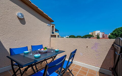 Maison des Sables 3: Table, Bâtiment, Meubles, Ciel, Chaise, Bleu Azur, Bois, Tableau De Plein Air, Mobilier De Jardin, Ombre