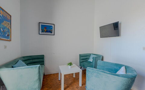 Maison des Sables 3: Cadre, Meubles, Propriété, Bleu, Bleu Azur, Canapé, Design Intérieur, Bâtiment, Confort, Sol