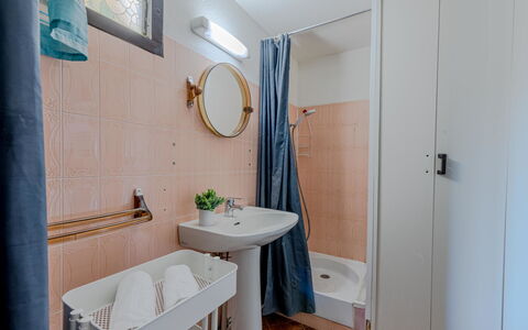 Maison des Sables 3: Miroir, Robinet, Luminaire Plomberie, Évier, Propriété, Lavabo, Salle De Bains, Bâtiment, Violet, Design Intérieur