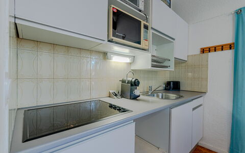 Maison des Sables 3: Evier, Cabinetry, Robinet, Comptoir, Évier, Meubles, Luminaire Plomberie, Cuisinière, Cuisine, Électroménager