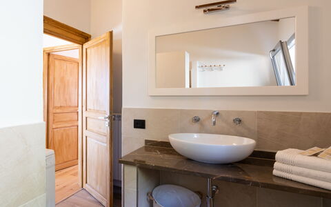 Bellaria (Vlo190): Salle De Bains, Pièce, Propriété, Armoire De Toilette, Évier, Sol, Meubles, Design Intérieur, Mur, Bâtiment