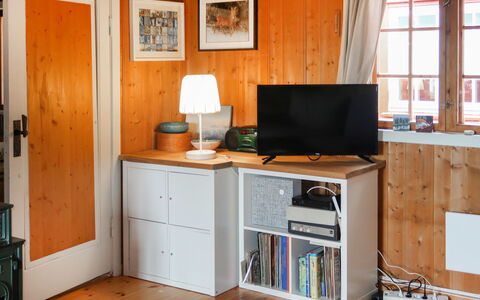 Skeisvegen: Cabinetry, Propriété, Table, Bâtiment, Bureau D'Ordinateur, Fenêtre, Bois, Bureau