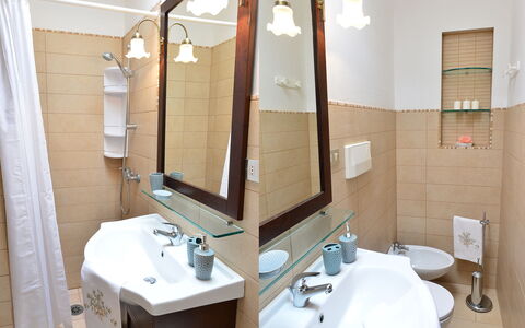 Appartamento Pineta Mare: Miroir, Marron, Robinet, Évier, Lavabo, Luminaire Plomberie, Propriété, Salle De Bains, Design Intérieur, Armoire De Toilette