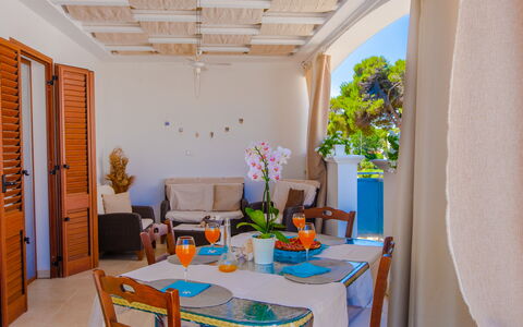 Appartamento Pineta Mare: Table, Meubles, Propriété, Plante, Fenêtre, Bâtiment, Bleu Azur, Chaise, Décoration, Plante D'Appartement