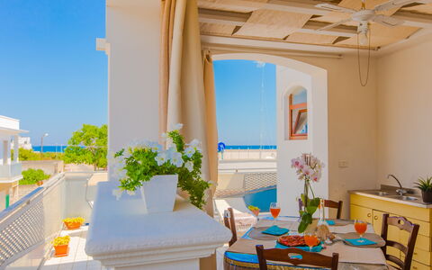 Appartamento Pineta Mare: Plante, Table, Ciel, Propriété, Meubles, Bleu Azur, Design Intérieur, Plante D'Appartement, Bois, Ombre