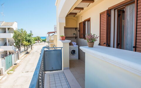 Appartamento Pineta Mare: Jour, Bâtiment, Propriété, Ciel, Bleu Azur, Plante, Fenêtre, Ombre, Architecture, Plante D'Appartement