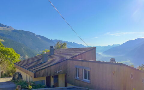 Maison le Fontany: Ciel, Montagne, Plante, Propriété, Bâtiment, Fenêtre, Écorégion, Nuage, Bleu Azur, Pente