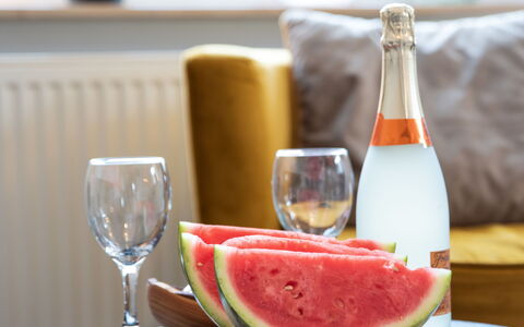 Sanddüne: Aliments, Table, Vaisselle, Drinkware, Verres À Pied, Bouteille, Fruit, Plante