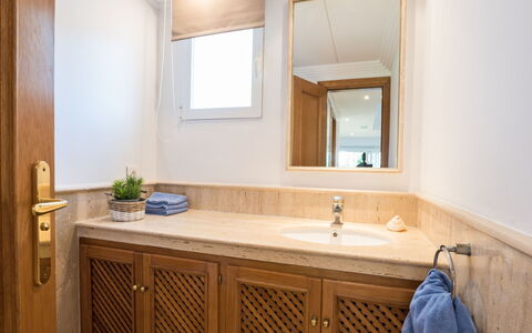 Perla Blanca: Pièce, Armoire De Toilette, Propriété, Salle De Bains, Meubles, Cabinetry, Évier, Accessoire Salle De Bain, Comptoir, Design Intérieur