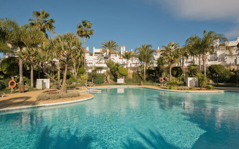 Perla Blanca: L'Eau, Plante, Ciel, Bâtiment, Piscine, Nuage, Bleu Azur, Arbre, Station Balnéaire, Maison