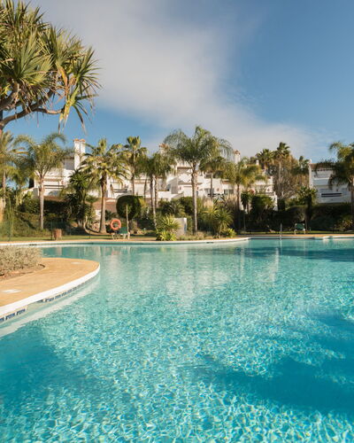 Perla Blanca: L'Eau, Ciel, Plante, Nuage, Piscine, Arbre, Bleu Azur, Paysage Naturel, Arecales, Loisir