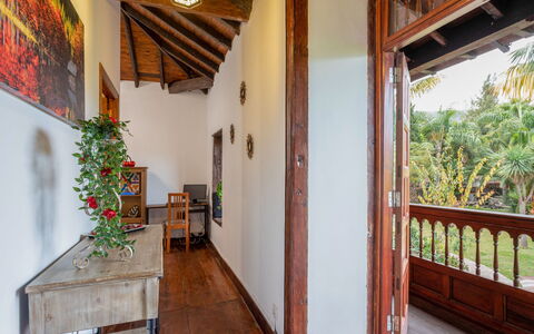 Villa Torrita: Propriété, Bâtiment, Plante, Bois, Design Intérieur, Architecture, Sol, Porche, Tache De Bois, Mur