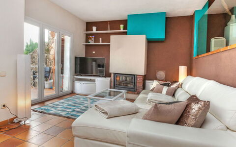 Berganti: Meubles, Pièce, Design Intérieur, Propriété, Salon, Bâtiment, Turquoise, Chambre, Sol, Maison