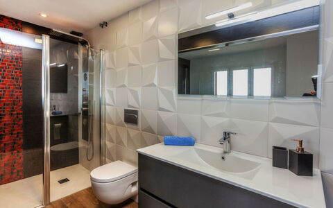 Berganti: Salle De Bains, Pièce, Propriété, Design Intérieur, Tuile, Évier, Sol, Bâtiment, Mur, Architecture