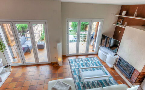 Berganti: Propriété, Pièce, Meubles, Bâtiment, Sol, Maison, Design Intérieur, Immobilier, Domicile, Chambre
