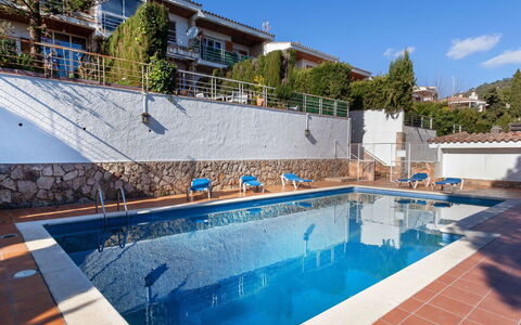 Berganti: Piscine, Propriété, Immobilier, Bâtiment, Maison, Zone Résidentielle, Domicile, Architecture, Biens, Loisir