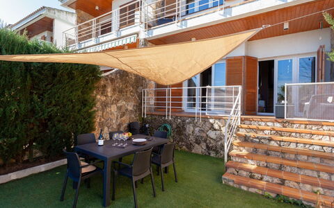 Berganti: Propriété, Immobilier, Maison, Patio, Arrière-Cour, Bâtiment, Cour, Pièce, Ombre, Herbe