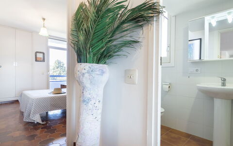 Ursula: Blanc, Salle De Bains, Pièce, Propriété, Design Intérieur, Sol, Tuile, Mur, Maison, Arbre