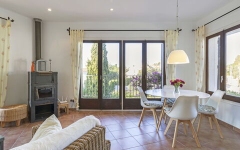 Marisol: Propriété, Pièce, Meubles, Design Intérieur, Bâtiment, Salon, Maison, Sol, Immobilier, Jaune