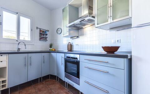 Marisol: Propriété, Pièce, Cuisine, Meubles, Cabinetry, Comptoir, Bâtiment, Design Intérieur, Immobilier, Maison