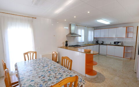 Sofía: Pièce, Propriété, Meubles, Bâtiment, Design Intérieur, Sol, Maison, Immobilier, Plafond, Table
