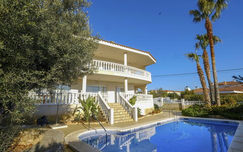 Sofía: Plante, Ciel, L'Eau, Bâtiment, Bleu, Bleu Azur, Arbre, Piscine, Maison, Eco Hôtel