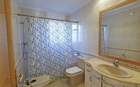 Sofía: Salle De Bains, Propriété, Pièce, Mur, Tuile, Design Intérieur, Accessoire Salle De Bain, Immobilier, Architecture, Bâtiment
