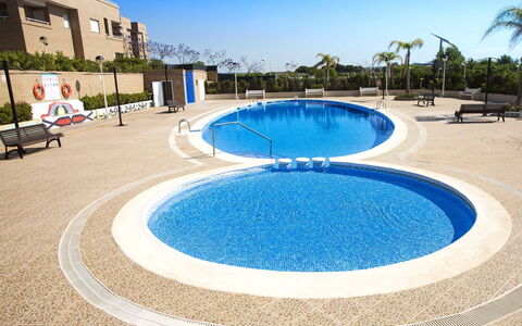 Blue: L'Eau, Propriété, Ciel, Plante, Bleu Azur, Piscine, Arbre, Loisir, Immobilier, Ombre