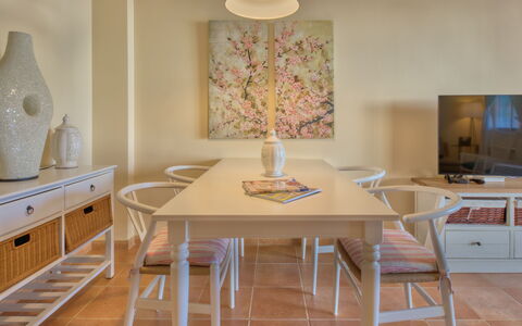 Campoverde: Pièce, Meubles, Design Intérieur, Salle À Manger, Sol, Table, Propriété, Éclairage, Mur, Sol