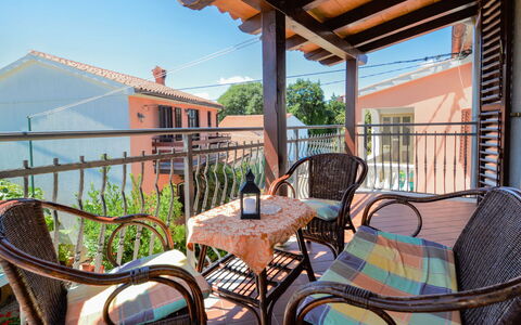 Milka 2: Ciel, Meubles, Propriété, Table, Bâtiment, Chaise, Plante, Bois, Éclairage, Clôture