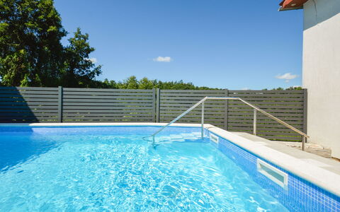 Milka 2: L'Eau, Ciel, Jour, Propriété, Plante, Bâtiment, Piscine, Bleu, Bleu Azur, Nuage