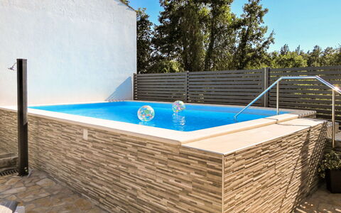Milka 2: Bleu Azur, Bâtiment, Ciel, Plante, Rectangle, Arbre, Ombre, Bois, Composite, Piscine