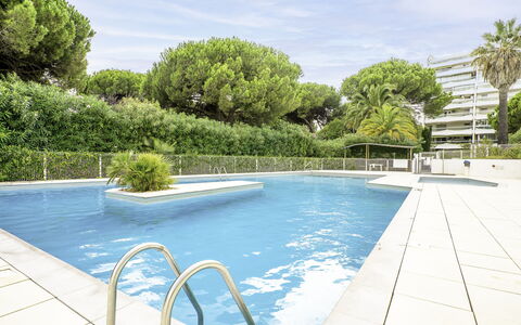 Fleurie i: L'Eau, Nuage, Ciel, Plante, Jour, Piscine, Bleu Azur, Arbre, Mobilier De Jardin, Bâtiment