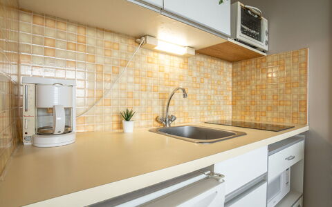 Fleurie i: Robinet, Evier, Comptoir, Évier, Cabinetry, Propriété, Luminaire Plomberie, Bâtiment, Cuisine, Bois