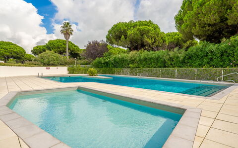 Fleurie i: L'Eau, Nuage, Ciel, Propriété, Plante, Piscine, Vert, Bleu Azur, Rectangle, Arbre